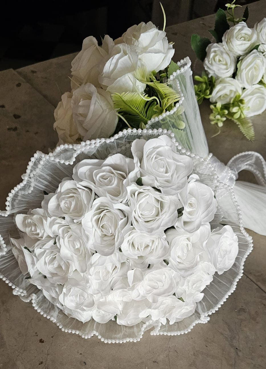 Jeter blanc artificielle pour arroussa — bouquet artificiel Wardaty Flowers